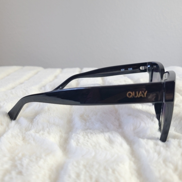 QUAY // ltd ed chrissy teigen retro-glam oversized round black smoke gold sunnie